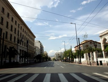 Έλληνας ηθοποιός έπεσε στα γονάτα στη μέση της Πανεπιστημίου και φώναζε «Θαύμα ,θαύμα» (φωτό)